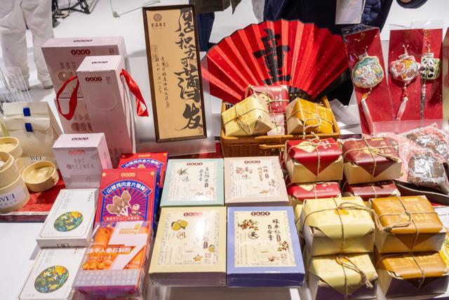 创首发长三角文博会上海老字号展现精彩设计瓦利棋牌手提灯笼、冰箱贴…马年豫园灯会文(图2)