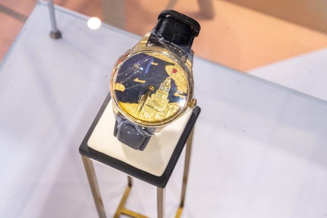 创首发长三角文博会上海老字号展现精彩设计瓦利棋牌手提灯笼、冰箱贴…马年豫园灯会文(图3)