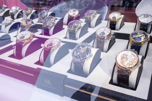 创首发长三角文博会上海老字号展现精彩设计瓦利棋牌手提灯笼、冰箱贴…马年豫园灯会文(图4)